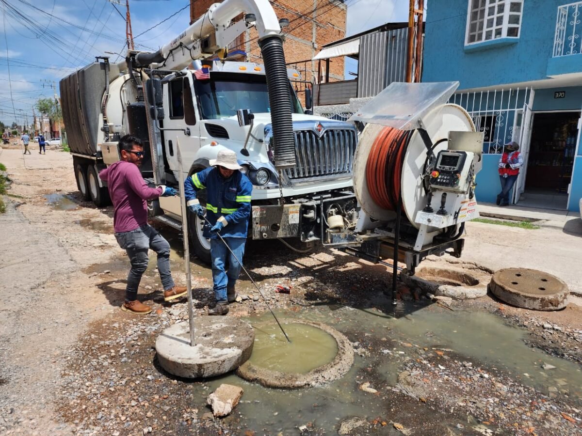 Continúa la limpieza preventiva y correctiva en la red de saneamiento para su mejorara por Interapas interapas limpieza