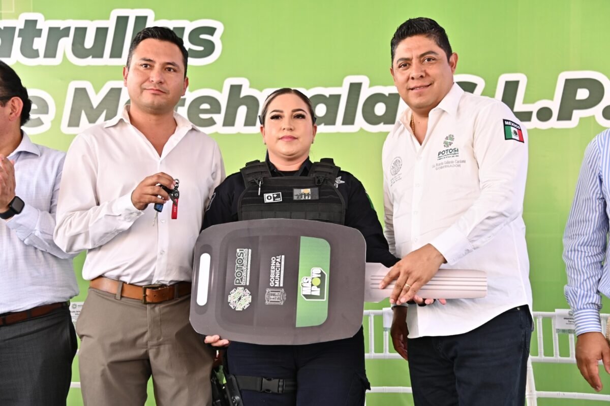 Entrega Ricardo Gallardo más equipamiento y patrullas en Matehuala equipo en matehuala . gobernador