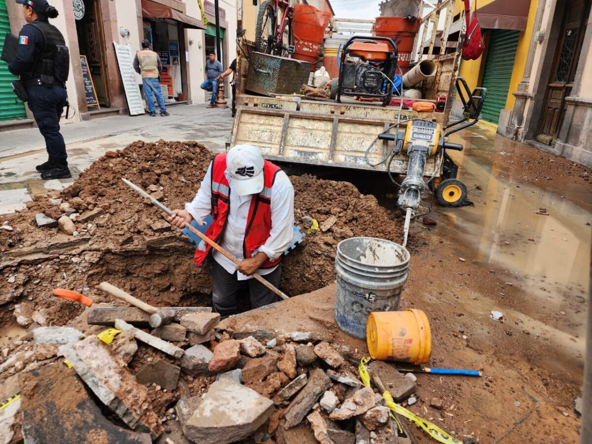 Interapas repara dos fugas de agua potable detectadas en pasaje Zaragoza del Centro Histórico interapas