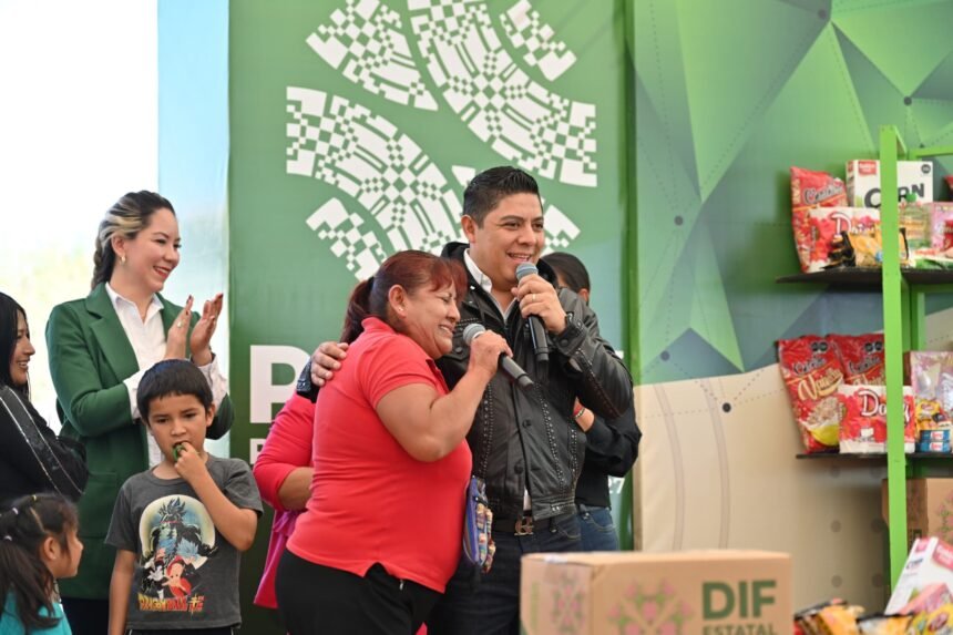 Ricardo Gallardo brinda más apoyo en conectividad para Mexquitic gallardo dif entrega