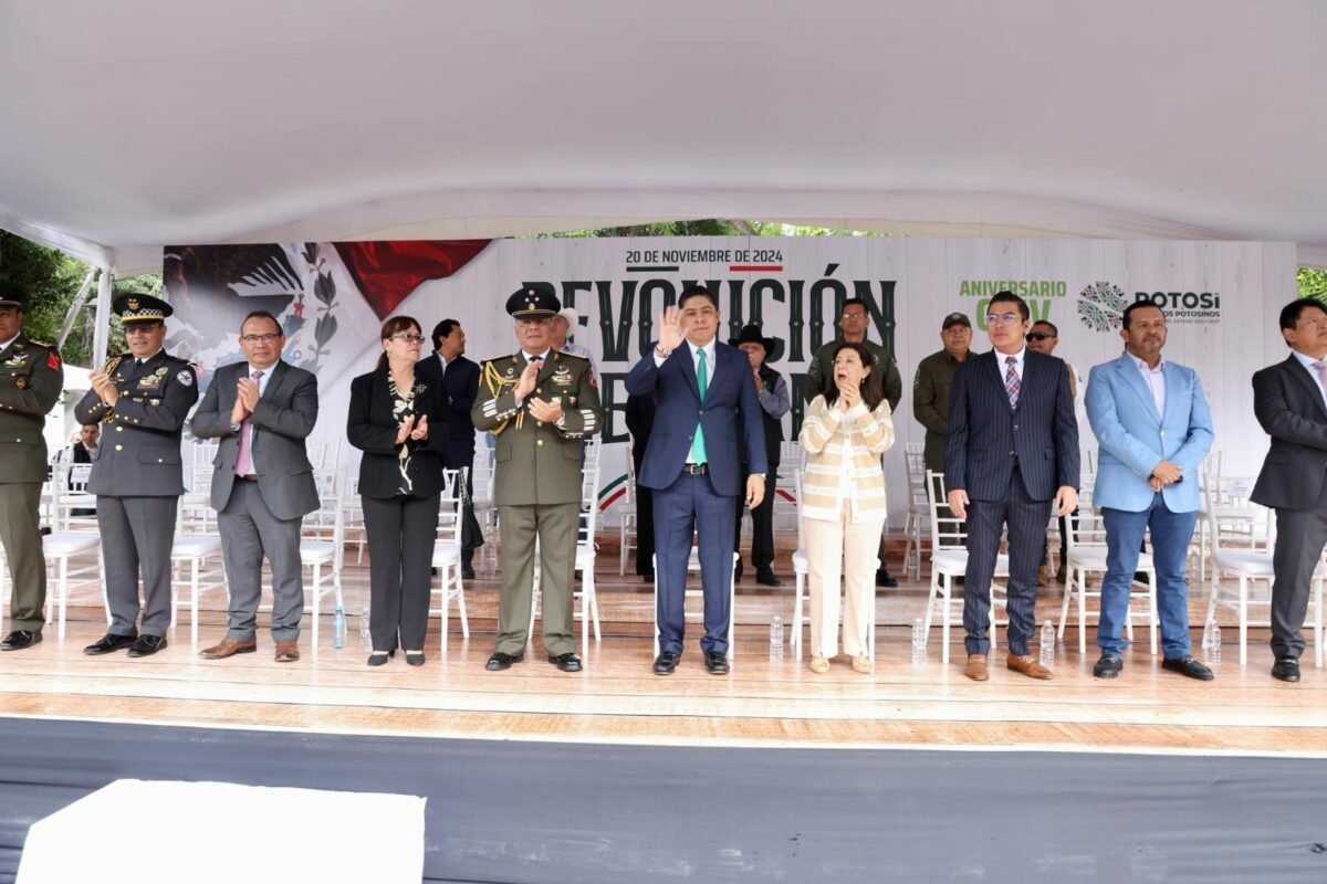 Ricardo Gallardo asiste al desfile conmemorativo de la Revolución gallardo en el 20 de noviembre