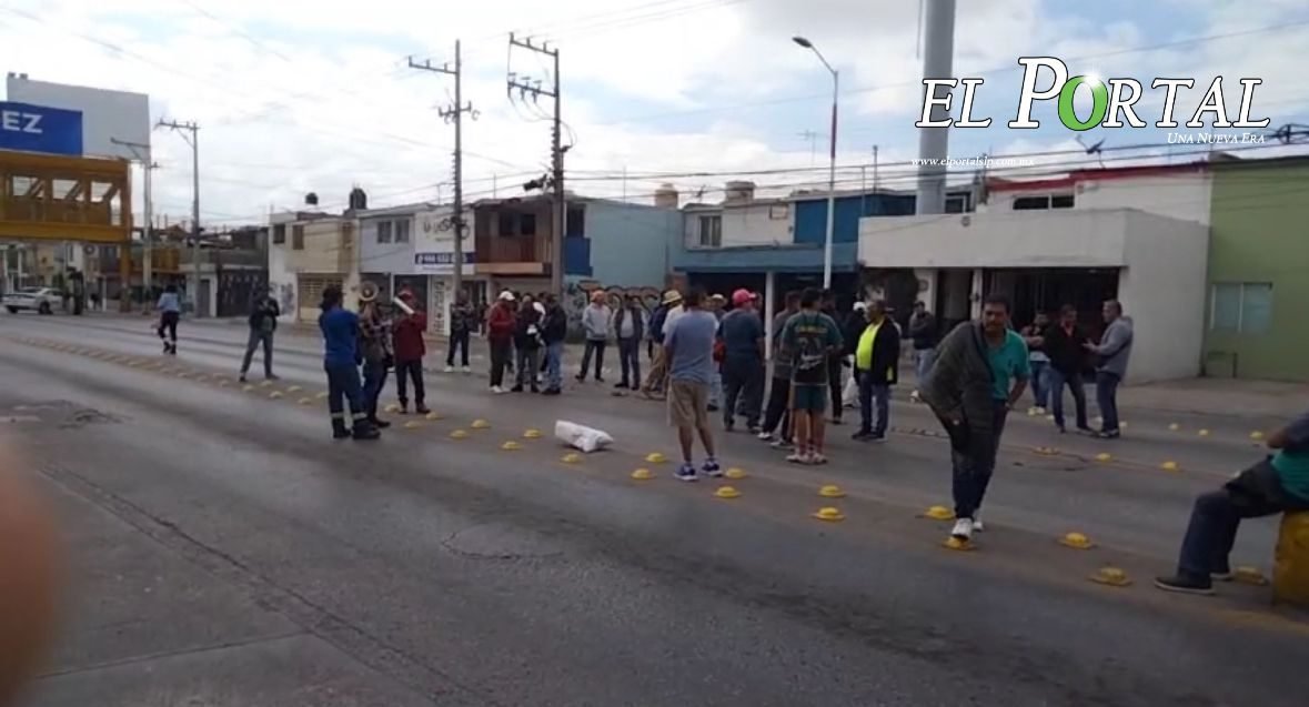 Agresivos taxistas se manifiestan en la SCT,exigiendo detengan a choferes de plataformas; Titular los recibe manifestantes frente a sct