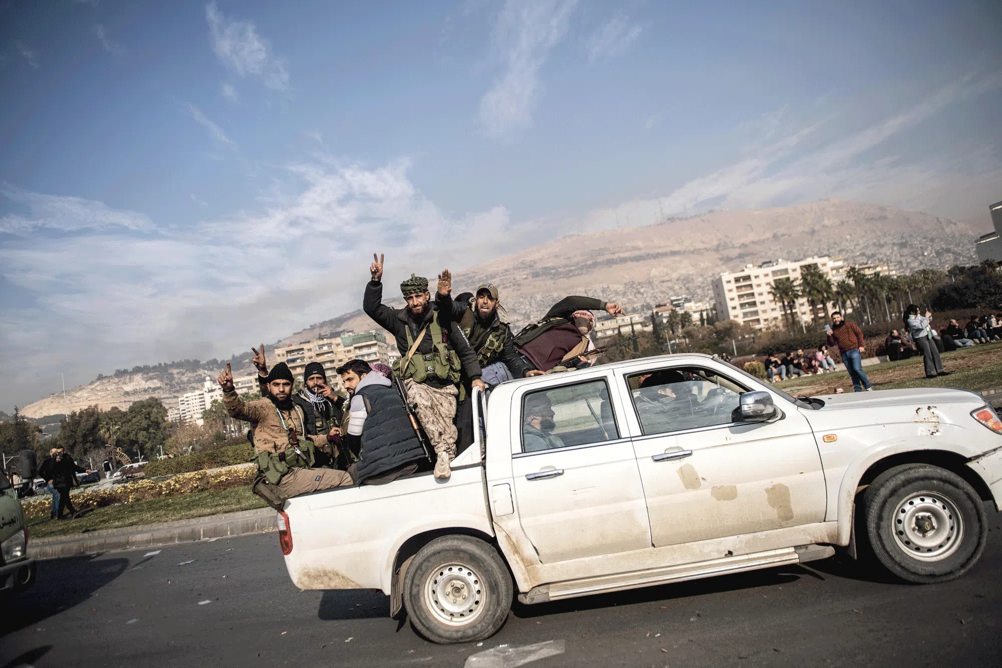 Rebeldes que derrocaron a Bachar al Asad  piden a los sirios en el extranjero que regresen al país