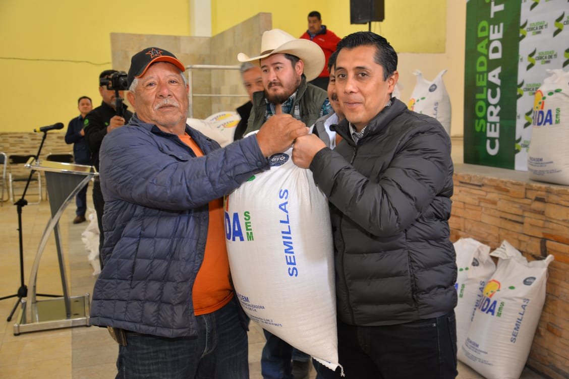 Ayuntamiento Soledense cumple al sector agropecuario y entrega más paquetes de semilla agropecuario