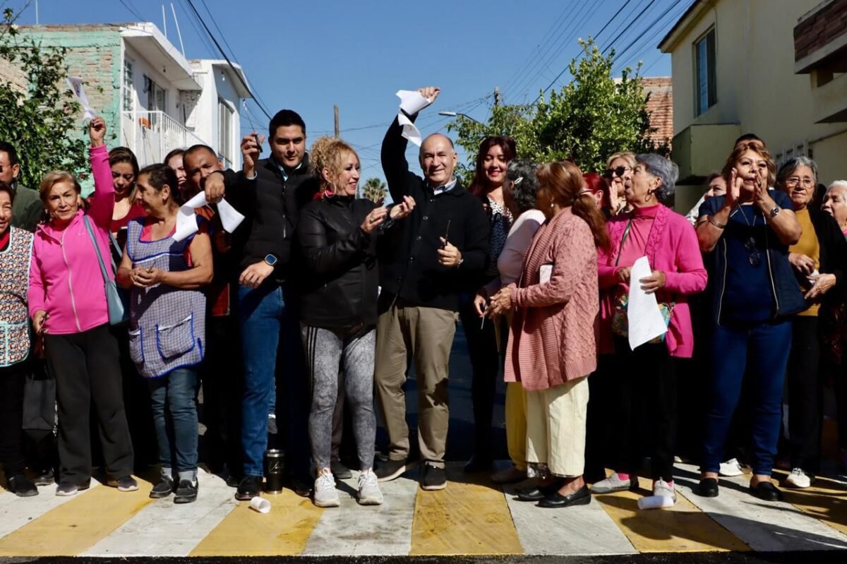 Alcalde Galindo entrega rehabilitación de la calle Antonio Villaseñor; vecinos reconocen la regeneración de San Luis Capital diade talacha