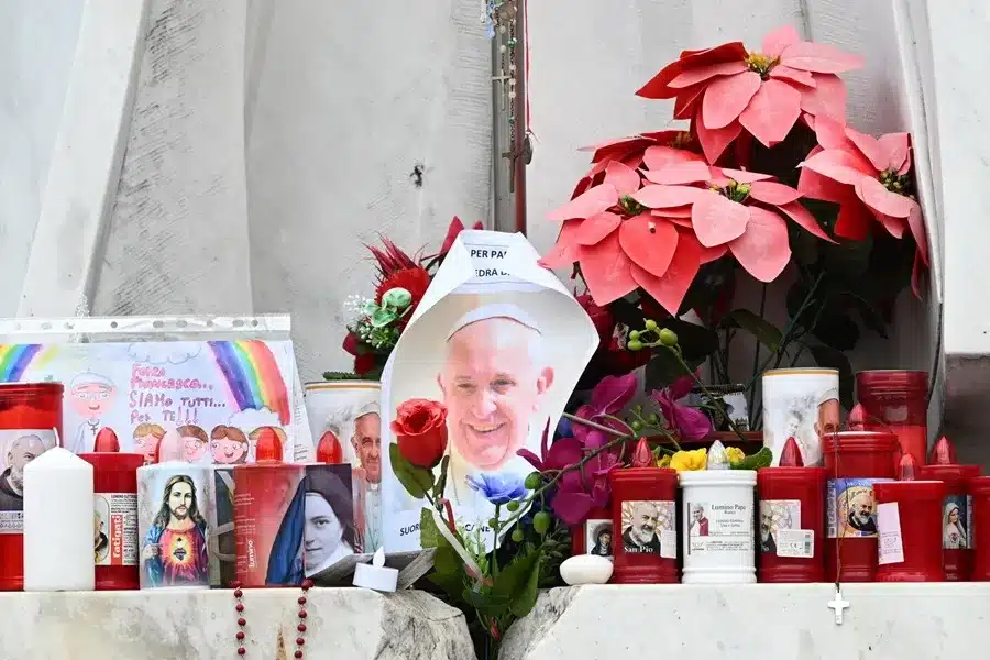Altar improvisado al papa Francisco en el hospital sigue creciendo altar-papa