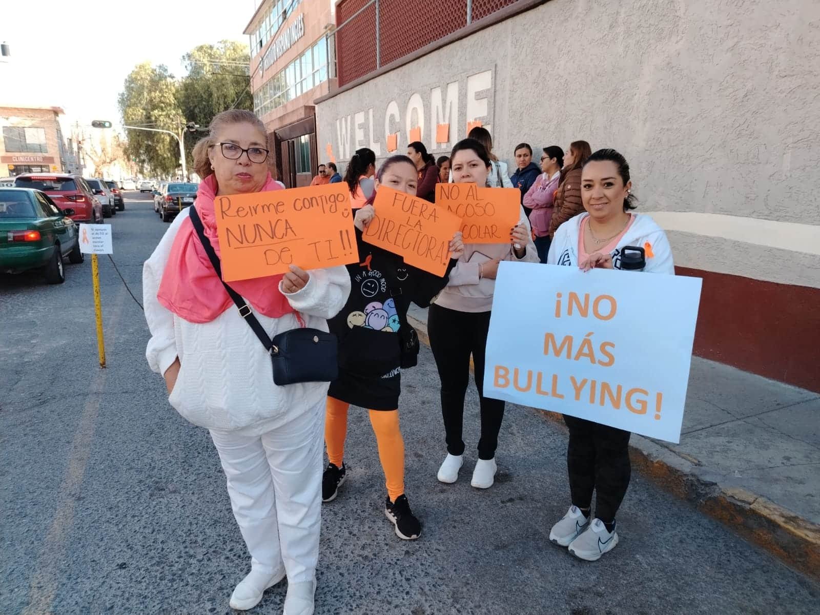Padres de familia exigen a las autoridades revisar los casos de Bullying en colegios privados manifestacion hispano ingles