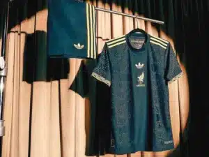 Playera del Tri, inspirada en el cine mexicano