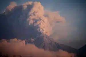 Cesa la actividad del Volcán de Fuego en Guatemala, los evacuados vuelven a sus casas