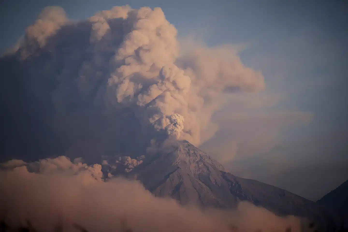 Volcán de Fuego en Guatemala aumenta su actividad y obliga a la evacuación Volcán de Fuego en Guatemala aumenta su actividad y obliga a la evacuación