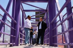 Supervisa el Alcalde Galindo el avance del nuevo puente peatonal inclusivo en Salvador Nava