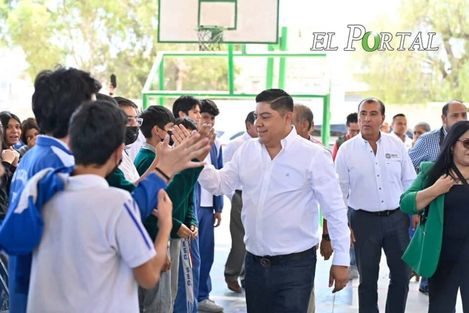 gobernador con alumnos