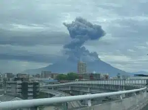 Gran actividad volcánica del Sakurajima cubrió de ceniza diversas regiones de Japón (videos)
