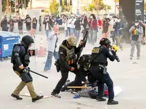 Redadas desatan la furia de migrantes; al menos 45 detenidos en Los Ángeles