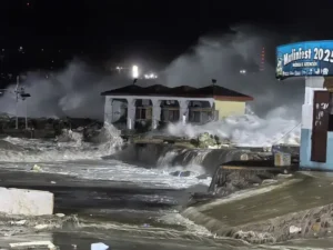 Huracán Erick deja devastación en Oaxaca palapas destruidas y grandes estragos en la zona costera