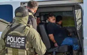 El ICE detiene a 84 migrantes, incluyendo a «criminales» de México, en un hipódromo de Luisiana