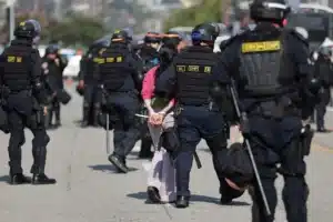 La represión contra migrantes en Los Ángeles impulsa ley para que agentes se identifiquen
