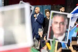 Hijo del Shah de Irán se propone para liderar una transición pacífica y democrática