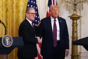 Starmer y Trump abogan por negociar con Irán y avanzar hacia una «solución duradera»
