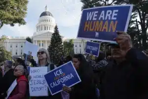 Trump multará con casi mil dólares por día a las personas que incumplan la orden de deportación