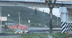 Hallan cuerpo colgado en el entronque Charcas carretera Matehuala-SLP