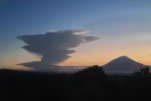 Volcán entra en erupción en Indonesia y causa caos aéreo y evacuaciones