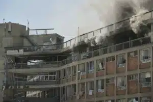 “Irán hiere a 200 en ataque a hospital; Israel lanza amenaza directa”