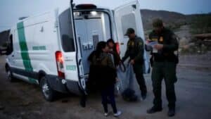 Trump recibe luz verde para reanudar deportaciones de migrantes por decisión de la Corte Suprema