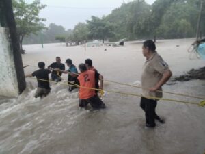 Protección civil atiende emergencia por lluvias