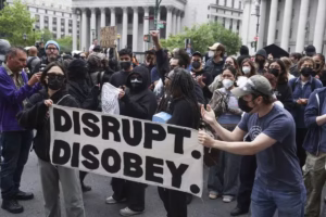 Detienen a 24 manifestantes en la Torre Trump por protestar contra redadas