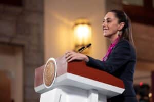 Sheinbaum firma Decretos para mejorar movilidad Docente y Congelar edad de jubilación