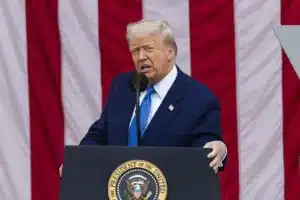 La Corte de EE.UU. se alinea con Trump contra el veto a su orden para limitar la ciudadanía por nacimiento