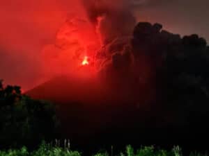 Más de 300 evacuados por erupción del volcán de Fuego en Guatemala