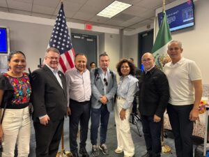 Enrique Galindo inaugura el vuelo de regreso de Atlanta a SLP