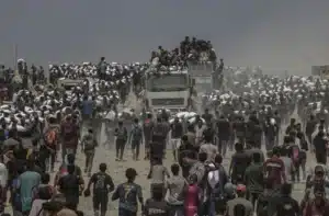 Cruzan más camiones de ayuda desde Egipto hacia Gaza por segundo día consecutivo