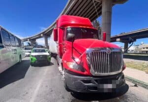 Guardia civil de soledad detuvo a chófer de tráiler por provocar hecho de tránsito y causar daños a patrullas