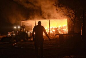 Ordenan la evacuación de más de 5.000 personas de las afueras de Atenas por un gran incendio forestal