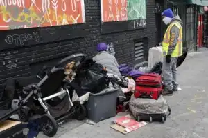 Trump emite orden ejecutiva para retirar a personas sin hogar de espacios públicos en EE.UU.
