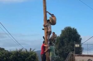 Captan brutal caída en palo encebado durante fiesta en Michoacán