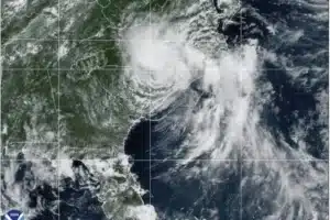 Carolina del Norte bajo el agua: decenas huyen por inundaciones tras paso de Chantal