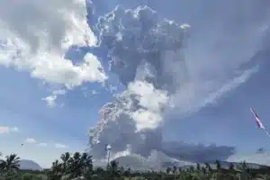 Volcán Lewotobi Laki Laki entra en actividad y cubre cielos con ceniza en Indonesia