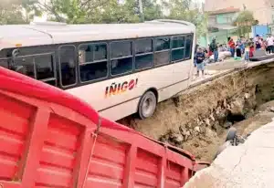 Gigantesco socavón traga autos en Guadalajara: tres heridos