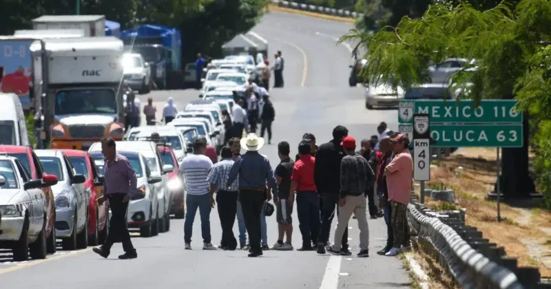 paralisis-economica-provocan-bloqueos-de-transportistas-en-edomex_965ec830-d378-4f0d-bf15-be38d615bf47_medialjnredespreviewcrop