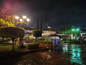 Gobierno de la Capital trabaja en reparar alumbrado público en Plaza del Carmen