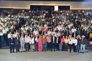 Ricardo Gallardo entrega certificaciones a funcionarios municipales