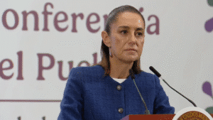 Sheinbaum condena quema de libros en la UNAM durante marcha contra la gentrificación