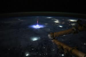 “Rayo Rojo en el Espacio: Astronauta Captura Imagen Única de un Sprite”