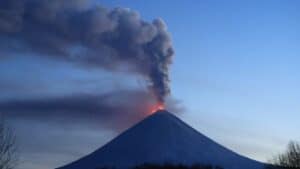 El volcán Kliuchevskoi entra en erupción en el extremo oriente de Rusia tras terremoto de 8.8
