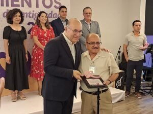 Alcalde Enrique Galindo Ceballos reconoce a trabajadores municipales por más de 20 años de servicio en San Luis Potosí