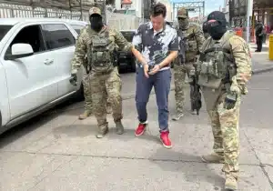 El ICE difunde imágenes del boxeador Julio César Chávez Jr. esposado en su entrega a México